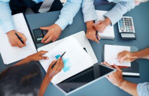 Yếu tố hoạt động và quy mô doanh nghiệp quyết định việc chọn phương pháp kế toán phù hợp.